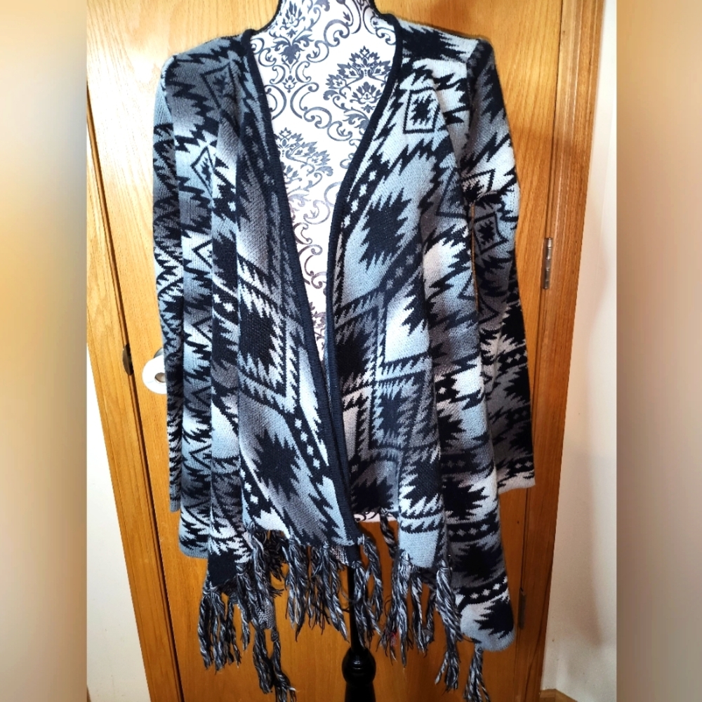 A. BYER BLACK & WHITE PATTERNED, WOVEN FLOWY PONCHO SWEATER SIZE M